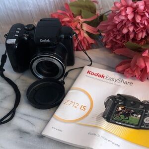 KODAK DIGITAL 35 MM EASY SHARE camera zoom lens 4.0 MPX built flash & guide book
